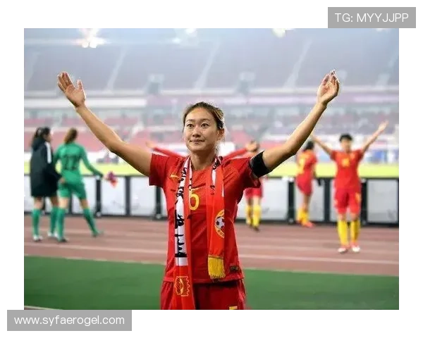 足球场上的女神风采展现踢足球明星女生的魅力与力量图片合集 足球场上的女神风采展现踢足球明星女生的魅力与力量图片合集