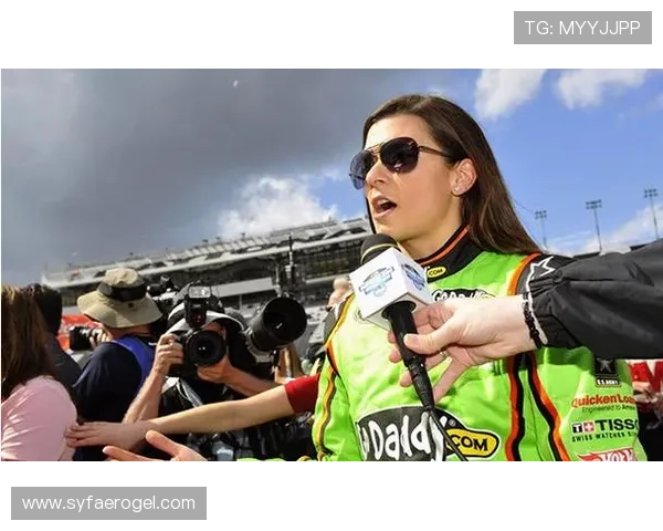 足球明星女性化现象探讨:打破性别刻板印象与女性力量的崛起 足球明星女性化现象探讨:打破性别刻板印象与女性力量的崛起