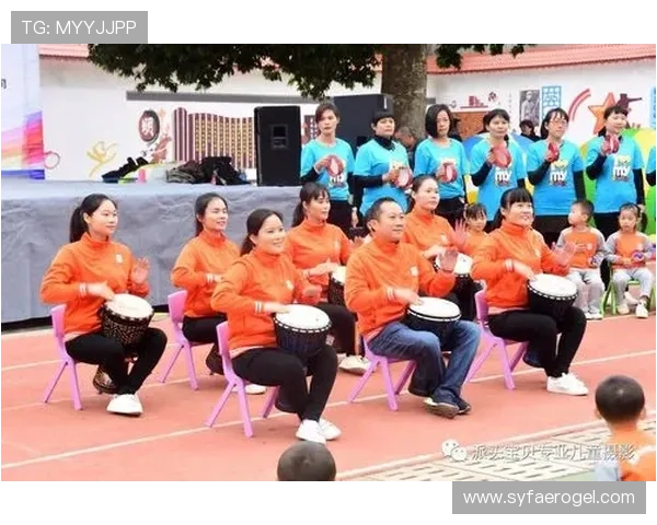 小孩梦想成真与足球明星亲密合影瞬间记录快乐童年时光